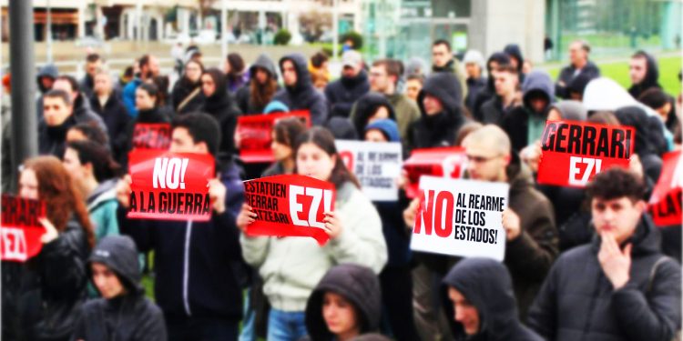 GKS se movilizó en Iruñea contra la agenda belicista del Gobierno español con Sánchez presente en la ciudad