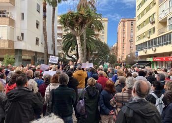 Masiva concentración obrera y popular en apoyo a Antonio Vergara y por la sanidad 100×100 pública ante los juzgados, en Cádiz