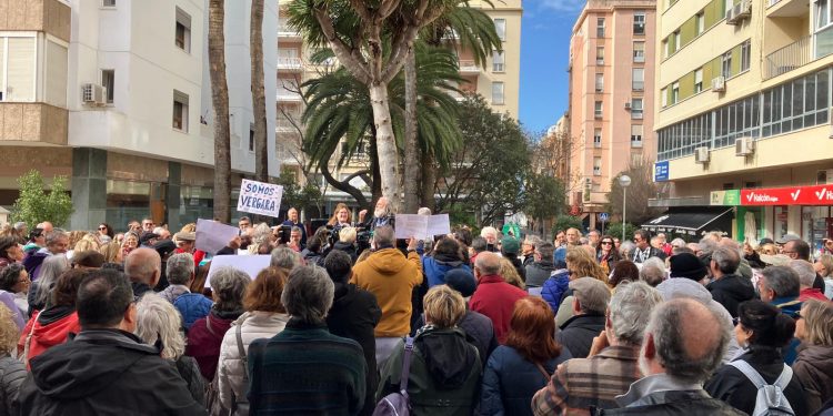 Masiva concentración obrera y popular en apoyo a Antonio Vergara y por la sanidad 100×100 pública ante los juzgados, en Cádiz