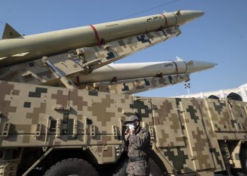 IRÁN coloca misiles en las lanzaderas ante las amenazas de EE.UU