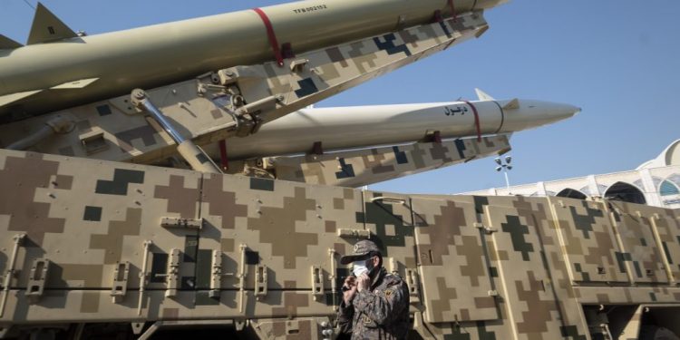 IRÁN coloca misiles en las lanzaderas ante las amenazas de EE.UU