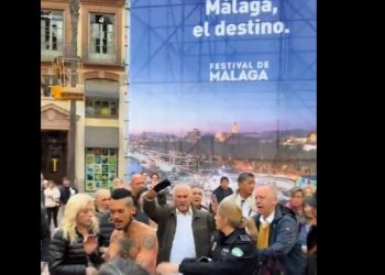 Un artista hacía un espectáculo en la calle y a la policía no le gustó (Video, viral)