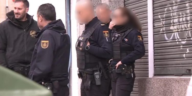 La policía local de Vigo (Abel Caballero, PSOE) se une a la empresa fascista Desokupa en un desahucio