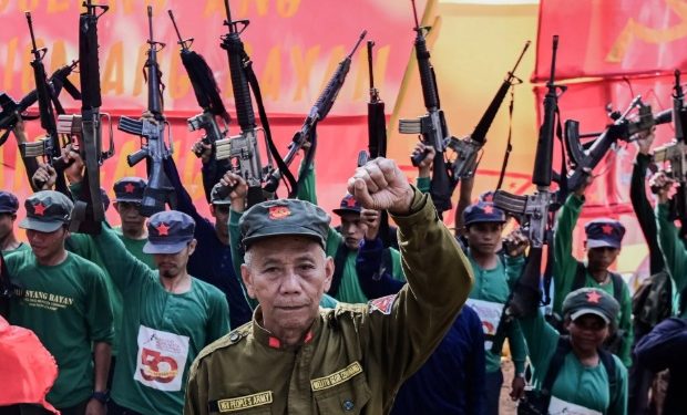 FILIPINAS. Al menos 100 guerrilleros comunistas se enfrentaron al ejército y derriban un caza