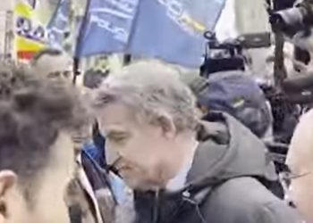 Observen la satisfacción y complicidad de policías y guardias civiles al aparecer el PP y Vox