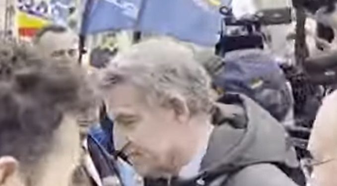 Observen la satisfacción y complicidad de policías y guardias civiles al aparecer el PP y Vox