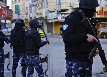 Fuerzas de seguridad de la colaboracionista ANP golpean brutalmente a un joven en Cisjordania