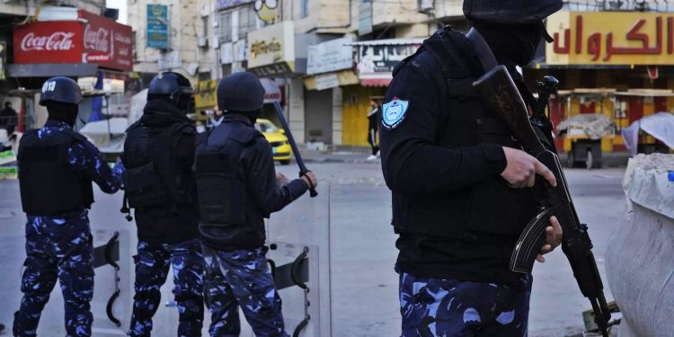 Fuerzas de seguridad de la colaboracionista ANP golpean brutalmente a un joven en Cisjordania