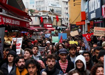 TURQUÍA. Miles de personas salen a las calles contra la represión