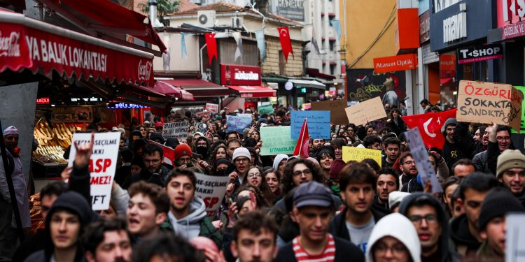 TURQUÍA. Miles de personas salen a las calles contra la represión