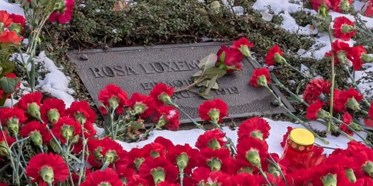 Fascistas vandalizan las lápidas de Rosa Luxemburgo, Liebknecht, Ernst Thalmann y otros militantes comunistas