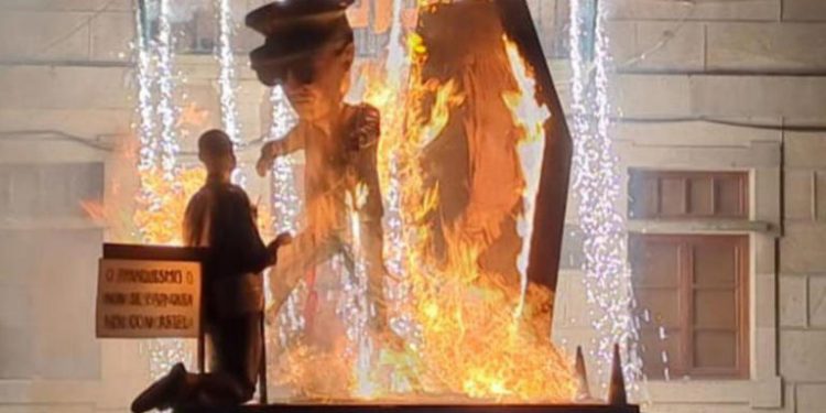 En Redondela quemaron a Franco y a un diputado del PP al grito de «lume, lume, lume» (fuego)