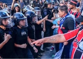 ARGENTINA. Milei se entrega al FMI y se prepara para una multitudinaria protesta solidaria del mundo del fútbol  (Videos)