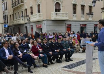 La foto ilustra el acto del 8M del Ayuntamiento de Elche (observen la primera fila)