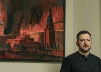 UCRANIA. Zelensky posó para The Times en su despacho con un cuadro del Kremlin y el mausoleo de Lenin en llamas