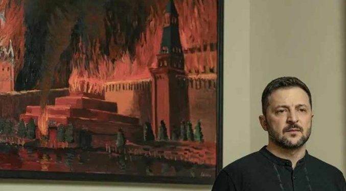 UCRANIA. Zelensky posó para The Times en su despacho con un cuadro del Kremlin y el mausoleo de Lenin en llamas