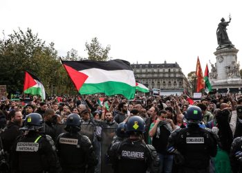 De cómo la policía se envalentonó pero acabó huyendo con sus porras entre las piernas (vídeo)