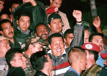 De cuando Hugo Chávez sufrió un golpe de Estado y fue devuelto a su cargo por el pueblo