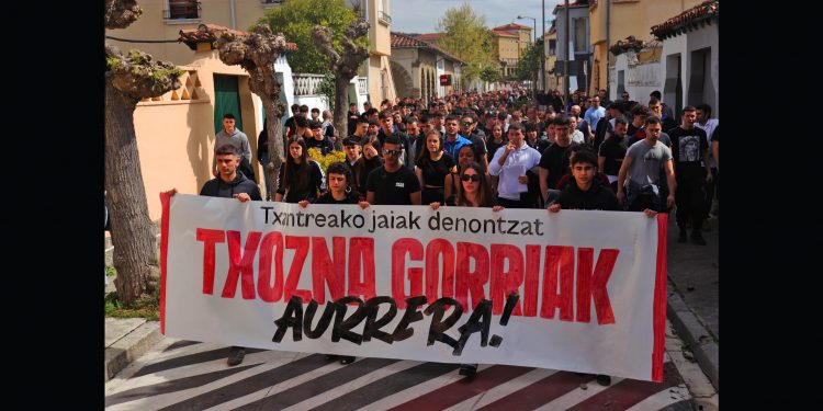 Cientos de personas se movilizaron contra la exclusión, por parte del Ayto de Iruñea, a Txozna Gorria