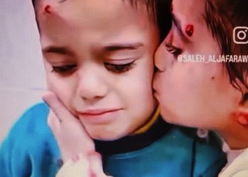 Un beso en medio del terror provocado por el Estado terrorista de Israel (vídeo)