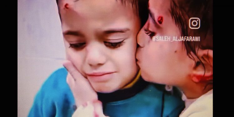 Un beso en medio del terror provocado por el Estado terrorista de Israel (vídeo)