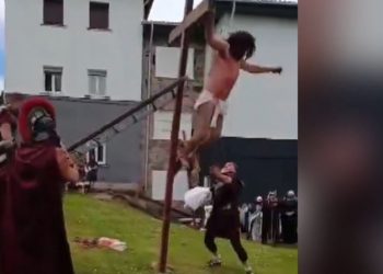 De cómo Jesús se cayó de la cruz y se dio una buena hostia (Videos)