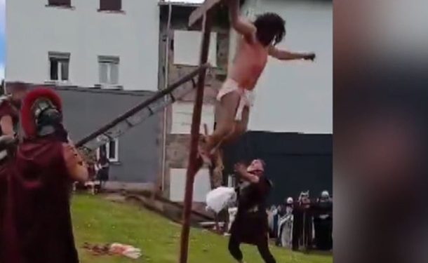 De cómo Jesús se cayó de la cruz y se dio una buena hostia (Videos)