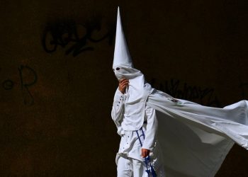 El origen del capirote es, efectivamente, el que usted está pensando