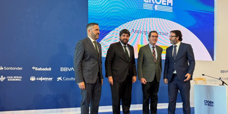 Empresarios murcianos abogan por aumentar las horas de la jornada laboral y bajar el salario mínimo