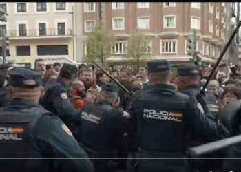 Ante la carga policial en Madrid durante la manifestación en defensa de una vivienda digna