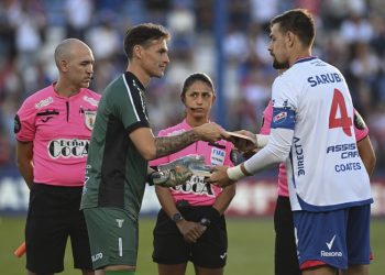 Observen qué intercambiaron estos dos futbolistas antes de empezar el partido