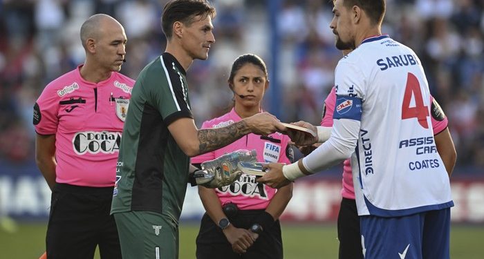 Observen qué intercambiaron estos dos futbolistas antes de empezar el partido