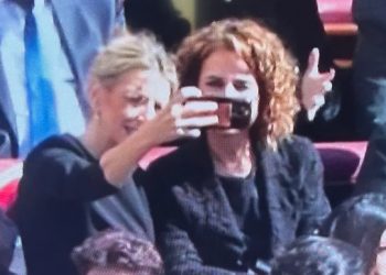 Las ministras progres de selfie, ¿feria de abril de Sevilla? No, funeral del Papa