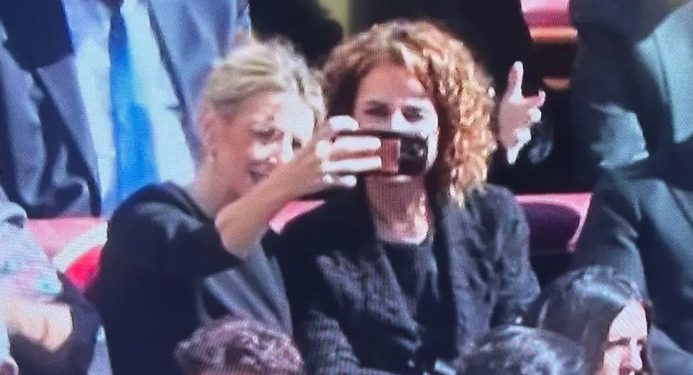 Las ministras progres de selfie, ¿feria de abril de Sevilla? No, funeral del Papa