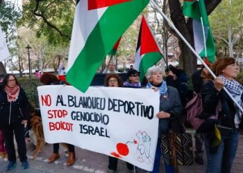 En Valencia recibieron a un equipo de baloncesto israelí con banderas palestinas (Video)