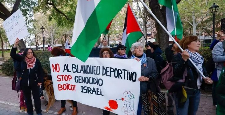 En Valencia recibieron a un equipo de baloncesto israelí con banderas palestinas (Video)