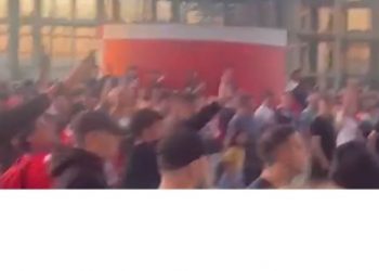 Observen a estos neo-nazis disfrazados de aficionados al fútbol gritando «Hitler, Hitler» (Video)