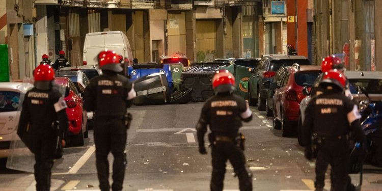 Puestos en libertad los 5 detenidos en Rekalde pero con cargos por «agresión a la autoridad y desordenes públicos»
