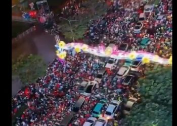 VIETNAM. Cientos de miles de personas salen a las calles a celebrar el 50 aniversario de la victoria