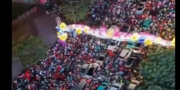 VIETNAM. Cientos de miles de personas salen a las calles a celebrar el 50 aniversario de la victoria