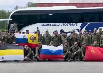 RUSIA. Los soldados exhiben la bandera comunista tras el intercambio de prisioneros