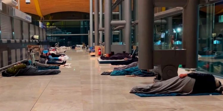 Cuando el problema es que personas sin hogar se refugien en el aeropuerto y no que vivan en la calle