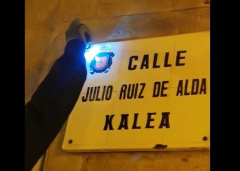 Así retiraron en Lizarra la placa de una calle en honor a un falangista