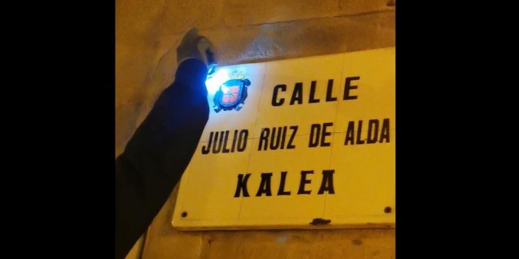 Así retiraron en Lizarra la placa de una calle en honor a un falangista