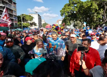 El chavismo cerró la campaña electoral con Maduro marchando entre la gente (vídeo)
