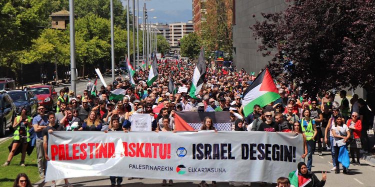 Miles de personas secundaron en Iruñea la convocatoria de Palestinarekin Elkartasuna