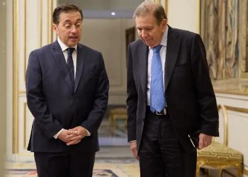 El gobierno español (PSOE+Sumar) se posiciona al recibir a un ultraderechista disfrazado de «presidente»