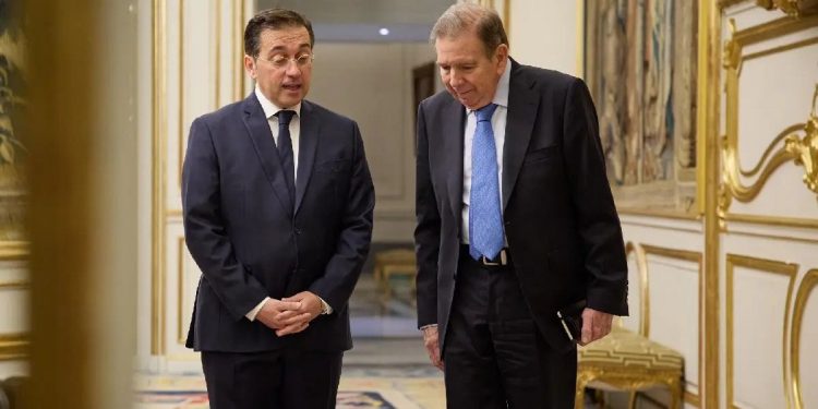 El gobierno español (PSOE+Sumar) se posiciona al recibir a un ultraderechista disfrazado de «presidente»