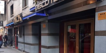 Expulsan de este local en Barcelona al periodista y escritor Fonsi Loaiza porque al dueño no le gustó su  camiseta