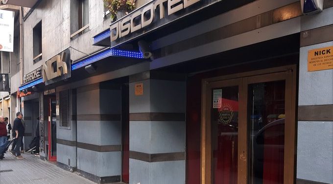 Expulsan de este local en Barcelona al periodista y escritor Fonsi Loaiza porque al dueño no le gustó su  camiseta